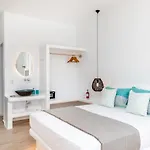 Kalais Beachfront Private Suites - Stunning Sea & Sunset Views, Bus Stop Outside, 12-Minute Drive From Naxos Town, Free Beach Chairs