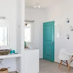 Kalais Beachfront Private Suites - Stunning Sea & Sunset Views, Bus Stop Outside, 12-Minute Drive From Naxos Town, Free Beach Chairs Pláka