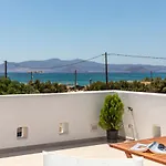 Apartmán Kalais Beachfront Private Suites - Stunning Sea & Sunset Views, Bus Stop Outside, 12-Minute Drive From Naxos Town, Free Beach Chairs *