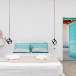 Apartmán Kalais Beachfront Private Suites - Stunning Sea & Sunset Views, Bus Stop Outside, 12-Minute Drive From Naxos Town, Free Beach Chairs *