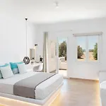 Kalais Beachfront Private Suites - Stunning Sea & Sunset Views, Bus Stop Outside, 12-Minute Drive From Naxos Town, Free Beach Chairs Apartmán Pláka