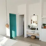 Kalais Beachfront Private Suites - Stunning Sea & Sunset Views, Bus Stop Outside, 12-Minute Drive From Naxos Town, Free Beach Chairs * Pláka