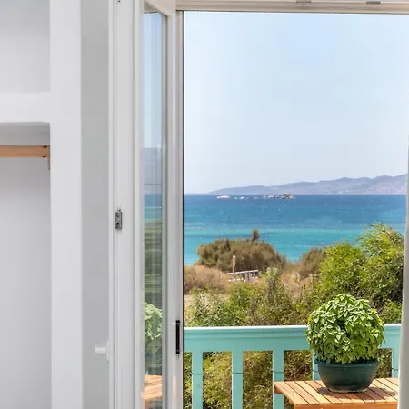 Kalais Beachfront - Stunning Sea & Sunset Views, Free Chairs, Bus Stop Outside, 12 Min From Naxos Town, 200 Mbps Wifi Apartment Plaka (Naxos)