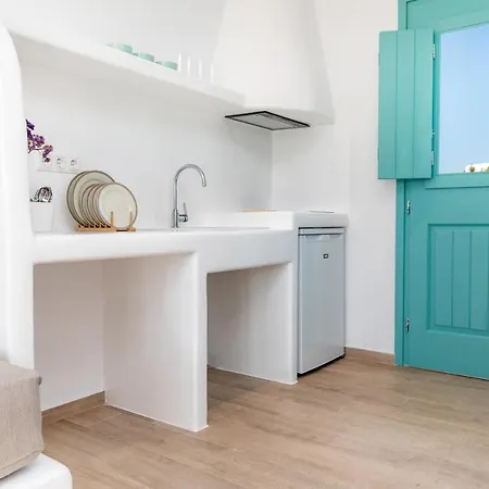 Kalais Beachfront - Stunning Sea & Sunset Views, Free Chairs, Bus Stop Outside, 12 Min From Naxos Town, 200 Mbps Wifi Apartment *