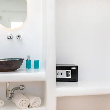 Beachfront Private At Kalais - Stunning Sea & Sunset Views, Bus Stop Outside, Easy Naxos Town Access, Free Chairs Lägenhet Pláka