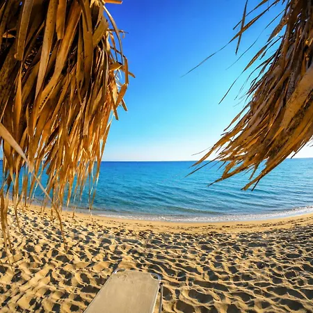 Διαμέρισμα Kalais Beachfront - Stunning Sea & Sunset Views, Free Chairs, Bus Stop Outside, 12 Min From Naxos Town, 200 Mbps Wifi *